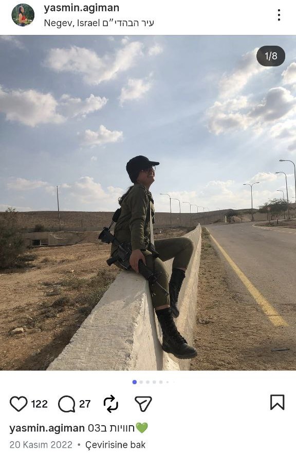 Negev çölünde askeri üs mevkiinde IDF üniforması ve piyade tüfeği ile verdiği poz.
