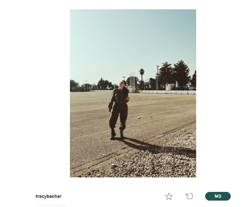 VSCO platformunda paylaşılan askeri üniformalı üçüncü poz (Şekil 24).